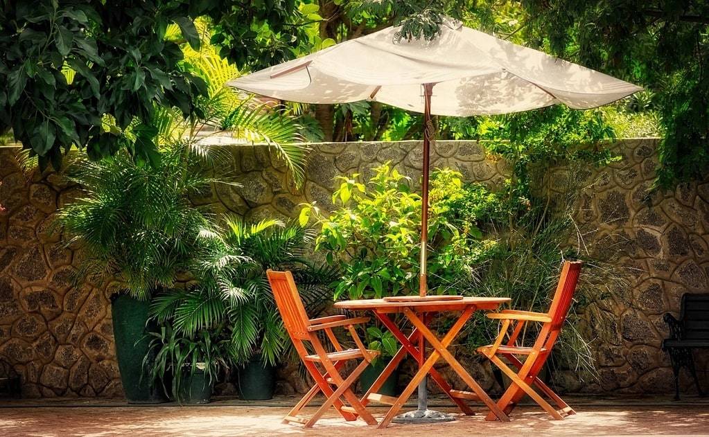 Aménager une terrasse cocooning avec des matériaux naturels