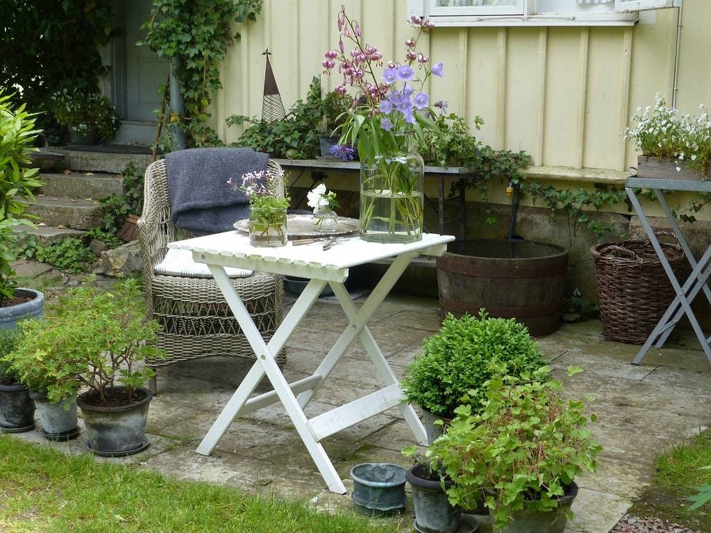 Intégrer des plantes en pot pour une terrasse verdoyante